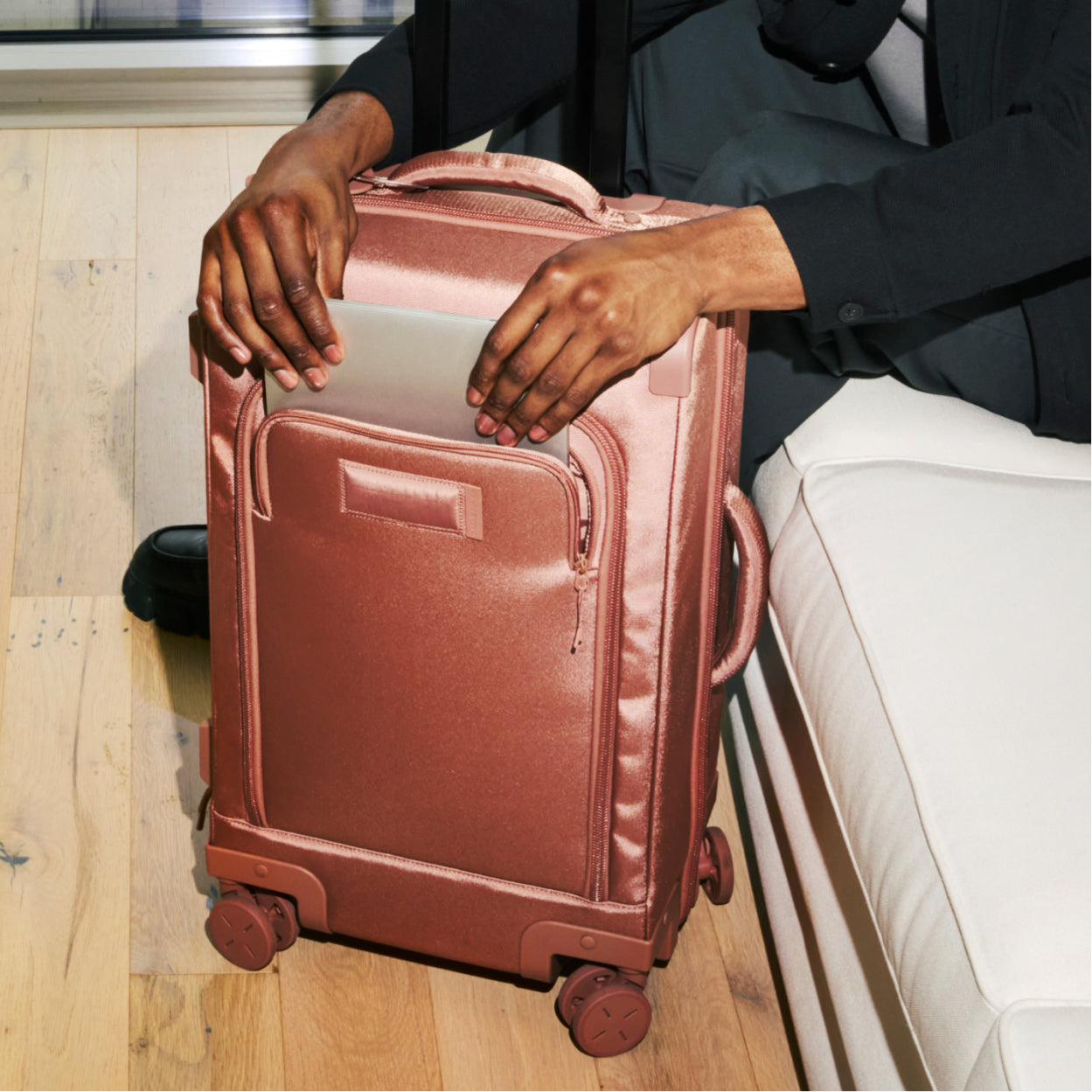 Seattle Carry-On Luggage in Dark Moss. Larger - 23.5 inch - Image 11